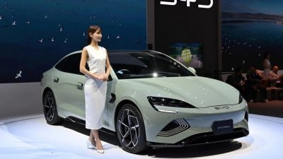 中国汽车制造商比亚迪的运动型轿车比亚迪海豹，去年10月25日在东京举行的日本汽车展新闻发布会上展出。（图取自法新社）