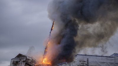 丹麦首都哥本哈根旧证券交易所周二发生火灾，特色尖顶在大火中塌陷。（图取自Ritzau Scanpix/法新社）