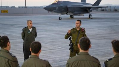 以色列国防军参谋长哈勒维中将（右）在视察内瓦蒂姆空军基地期间向士兵讲话，强调将会回应伊朗的攻击。（图取自X/Rita Rosenfeld）