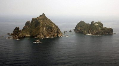 独岛位于东海，由两个主要岛屿组成，另有30个小型岩礁，韩国1954年起就宣称拥有独岛主权，并派海岸巡防队驻扎。（图取自网络）