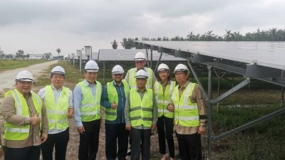 沙拉尼（右3）为为金辉集团建设的巴里文打太阳能发电站，主持开幕和参观。
