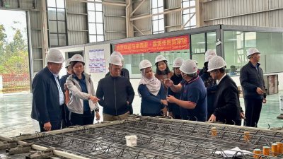 黄诗情（左2起）与霹雳房地产局首席执行员莫哈末阿克玛，参观生产建筑模块的工厂，了解工业化建筑系统作业流程。