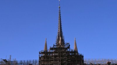 2024年4月15日（周一）是巴黎圣母院大火五周年，相关修复工程已进入收尾阶段。图为当天拍摄的塔尖及公鸡风向标。（图取自中新社）