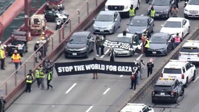 封锁金门大桥交通的示威者，举著写有“为加沙阻止世界”的横幅。（图取自X/sumit）