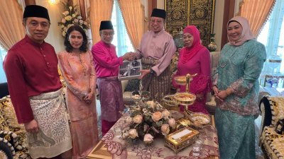诺罗登马查依（左3）赠送纪念品给砂总理阿邦佐哈里。右起为总理署（法律、1963年马来西亚立国契约、砂拉越与联邦关系）副部长拿督莎丽花哈西达和拿督斯里诺罗登马查依的夫人拿汀斯里玛斯娜。