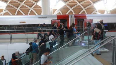 旅客周三在雅加达哈利姆高铁站，准备搭乘雅万高铁出行。（图取自中新社）