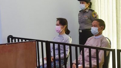 被军方推翻和被提控的缅甸前国务资政昂山淑姬（左）与前总统温敏，2021年5月24日在内比都首次出庭。（缅甸新闻部/法新社档案照）