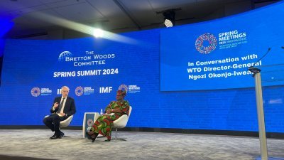 世界贸易组织（WTO）总干事伊维拉（右）出席布雷顿森林委员会对话。（图取自X/Ngozi Okonjo-Iweala）
