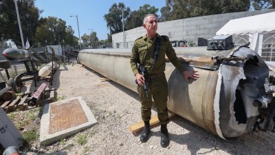 在以色列南部城市马拉基市附近的朱利斯军事基地，以色列军方发言人哈加里少将周二带领媒体，参观一枚伊朗上周发射的弹道导弹残骸。（图取自法新社）