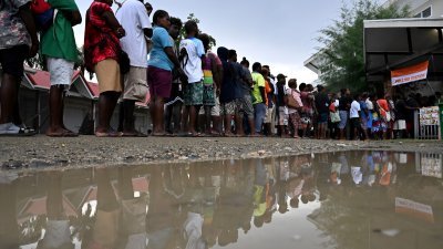 所罗门群岛民众周三在霍尼亚拉的一个投票站外排队等候投票。（图取自法新社）