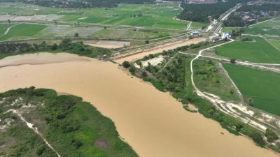 天气持续乾旱，导致慕达河水位下降。