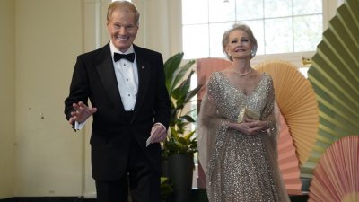 美国太空总署署长尼尔森（左）和他的妻子卡弗特当地时间上周三在白宫参加为日本首相岸田文雄举行的国宴。（图取自法新社）