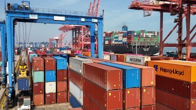 4月12日堆放在中国江苏省连云港一个港口的货柜。（图取自法新社）