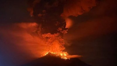 印尼鲁昂火山多次喷发。（图取自法新社）