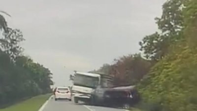 休旅车在逆向车道行与罗里相撞，休旅车司机蒙受轻伤。(视频截图)