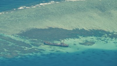 2023年3月9日拍摄的鸟瞰图，显示菲方多年来用废弃的“马德雷山”号舰宣誓仁爱礁的主权。（图取自法新社）