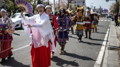 4月14日，神奈川县镰仓市镰仓节游行期间，表演者向鹤冈八幡宫前进。（图取自法新社）