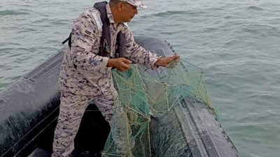 霹雳海事执法机构执法人员在金龟岛西南方约4.4海里处，起获30套蜈蚣网，总值超过2000令吉。（图取自海事执法机构面书）