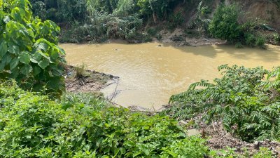 甘榜巴西进行2项工程，即维修河堤及重铺道路工程，惟进行中工程却碰上水灾酿路崩。