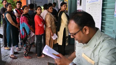 印度选民周五在北阿坎德邦一个投票站排队，等候投票。（图取自法新社）