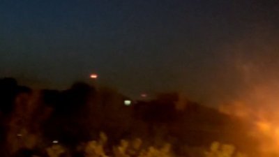 伊朗伊斯法罕省周五传出爆炸后，当地上空出现闪光。（图取自网络）