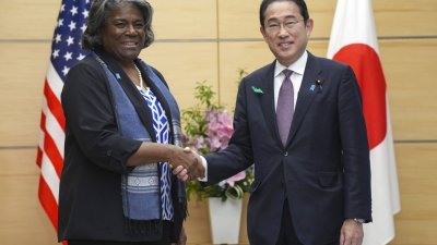美国常驻联合国代表托马斯-格林菲尔德（左）周五在东京的日本首相官邸，与日本首相岸田文雄会晤。（图取自法新社）