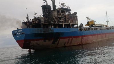 一艘货运船只在大马边佳兰海域起火失控，幸船上船员最终被新加坡当局所救。（大马海事执法机构）