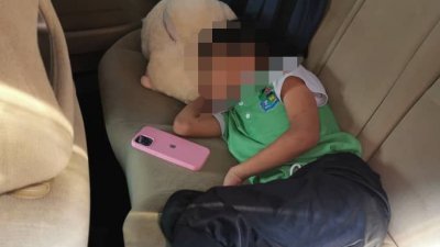 8岁男童在车内熟睡，没有被吵醒。（照片由当局提供）