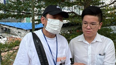 吴志文（左）呼吁，曾遭黑警勒索的民众到警局报案。右为邢智立。