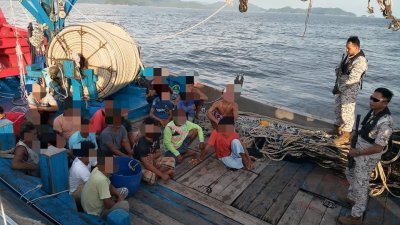 执法人员截查一艘疑违规作业的C型本地渔船，并逮捕20名外籍人士。（图由海事执法机构提供）