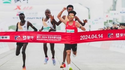 4月14日的北京半程马拉松赛中，有3名非洲跑者减速让中国选手何杰（前）冲线夺冠，引起争议。（图取自网络）