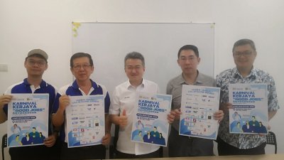 王凯歌（左起）、苏上和、刘镇东、黄元盛与郑凯聪欢迎，求职者到Good Jobs就业展了解就业资讯。