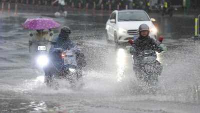 中国广东省广州市持续降下暴雨，周六街道低洼处出现积水。（图取自中新社）