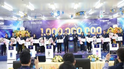 韩国三星生产了第10亿支Galaxy手机，周三在越南SEVT工厂庆祝这项成就。（图取自网络）