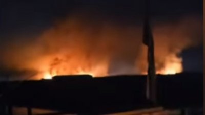 亲伊朗的人民动员军所在的伊拉克卡索基地，周五晚发生爆炸。（阿拉伯半岛电视台YouTube频道视频截图）
