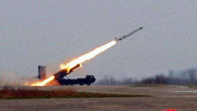 朝中社周六发布照片，显示朝鲜导弹总局周五在朝鲜西海，试射为“箭矢-1丁-3”战略巡航导弹设计的超大型弹头。（图取自朝中社/法新社）
