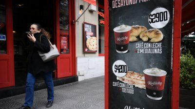 阿根廷首都布宜诺斯艾利斯一家咖啡店前，摆放了标有食品价格的立牌。（图取自法新社）