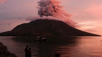 印尼北部偏远的鲁昂火山，周五晚仍喷出大量的火山灰。（图取自法新社）
