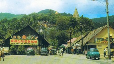 至广为人知的黑河亚依淡，此为1950年代的槟城亚依淡，背景为极乐寺。