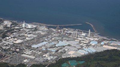空拍鸟瞰图显示，在福岛大熊町福岛第一核电厂，储存核污水的储罐。（图取自时事通信社/法新社档案照）
