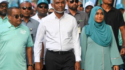 马尔代夫总统穆伊兹（中）与他的支持者于国会选举前一天，一起参加在首都马累举行的竞选集会。（图取自法新社）