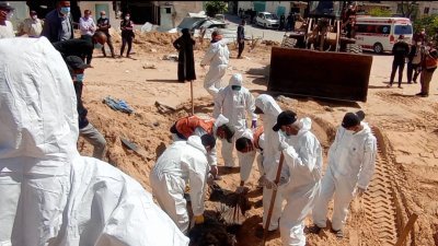 以色列军队撤出加沙汗尤尼斯后，该地的纳赛尔医疗中心内被发现埋有50具遗体的乱葬坑。（图取自X平台）