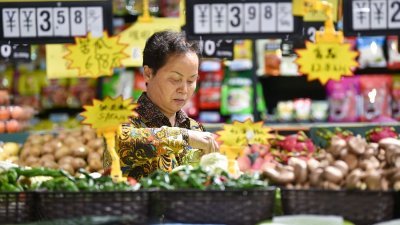 一名顾客在中国江苏省南京市一家超市购物。（法新社档案照）