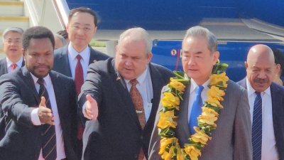 中共中央政治局委员、外交部长王毅上周六（20日）访问巴布亚新几内亚，抵达莫尔兹比港的机场时受到欢迎。（图取自法新社）
