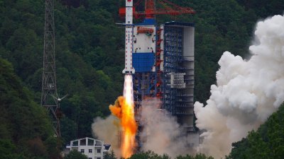 中国周日在西昌卫星发射中心使用长征二号丁运载火箭，成功发射遥感四十二号02星。（图取自中新社）