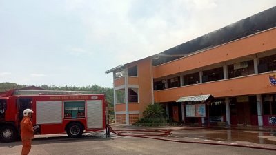 学校3层楼的5间课室失火，走廊冒出浓烟。