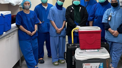 医务人员将捐献者的器官放入保存箱内，宣告顺利完成器官捐赠案例。