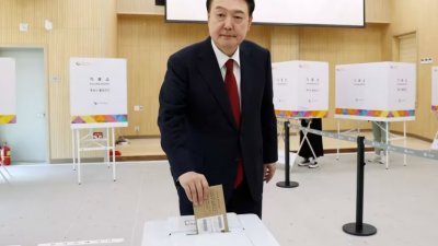 韩国总统尹锡悦本月5日在釜山一个投票站，为国会选举提前投票。（图取自法新社档案照）