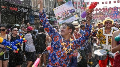 4月12日泼水节前夕，狂欢者率先在曼谷考山路参加大规模水战。泰国泼水节是一大盛事，除了当地民众参与，也吸引来自世界各地的游客。（图取自法新社）