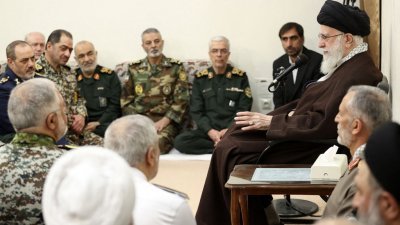 伊朗最高领袖哈梅内伊（右）上周日接见一群伊朗军事指挥官并进行交谈。（图取自法新社）